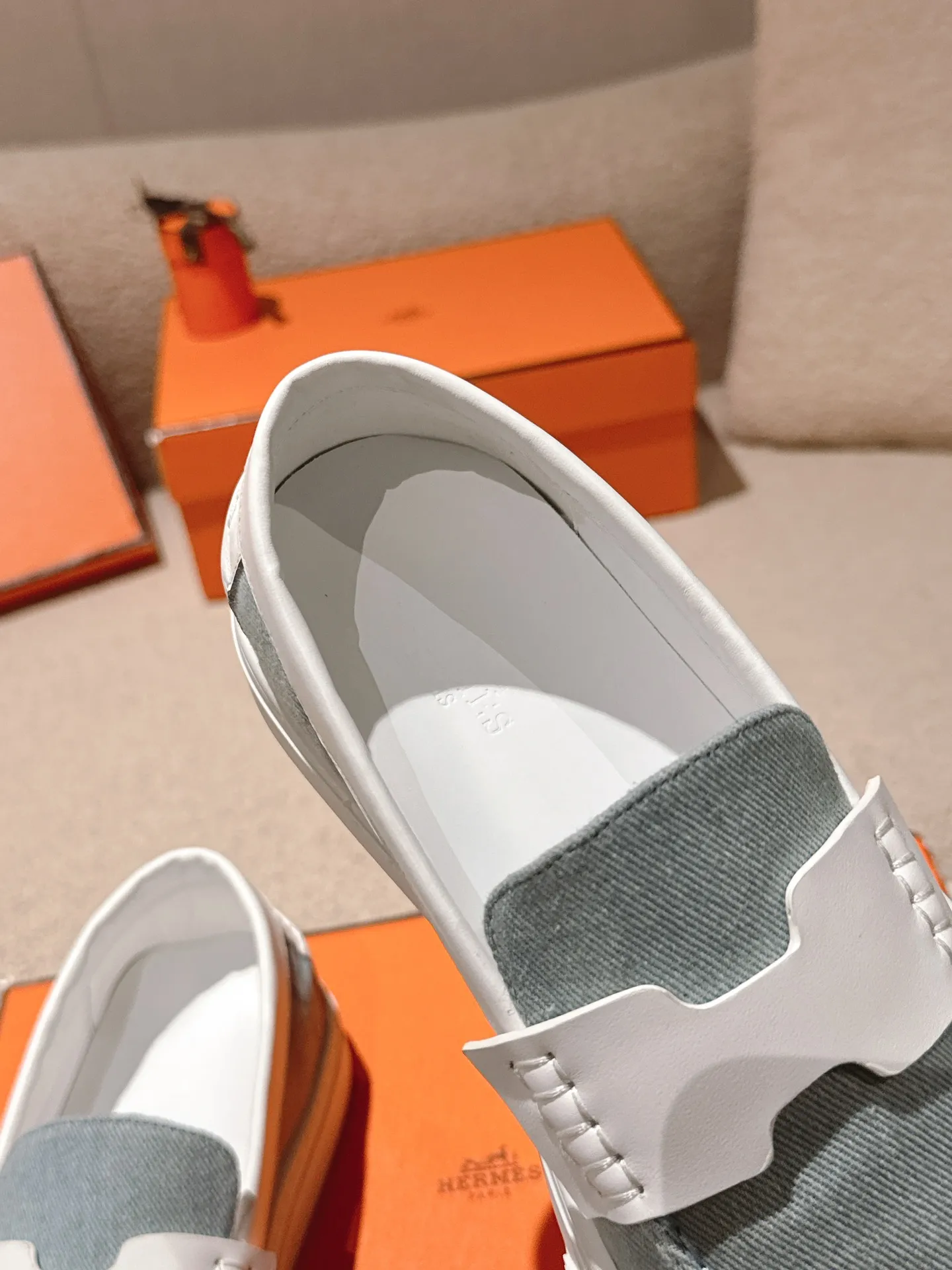 Men's men's shoes P620! Hermes# Thick Sole Couple Loafers These lace-up free sneakers in calfskin and washed denim feature signature "H" details. The design is simple and smooth, creating a fashionable urban look. It is comfortable and versatile. H family classics are not outdated, and the delivery counter is beautifully packaged🛍📦 Fabric: Original customized washed denim/first-layer cowhide Lining: Imported soft sheepskin Sole: Original open-molded anti-slip TPU material Size: 35-45